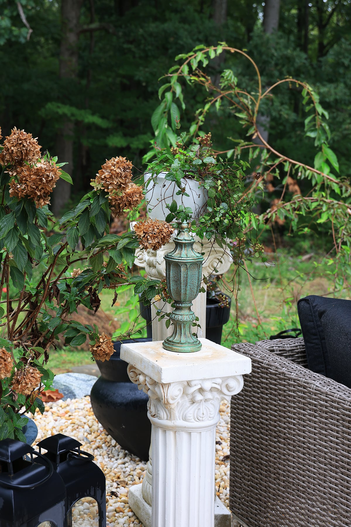 Pedestal and decor in the garden